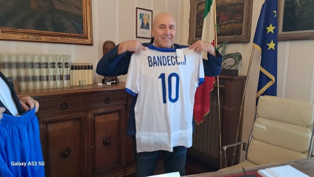 L'associazione 'Maccabi Italia' dona un kit sportivo a Bandecchi in segno di riconoscimento per il sostegno al popolo israeliano