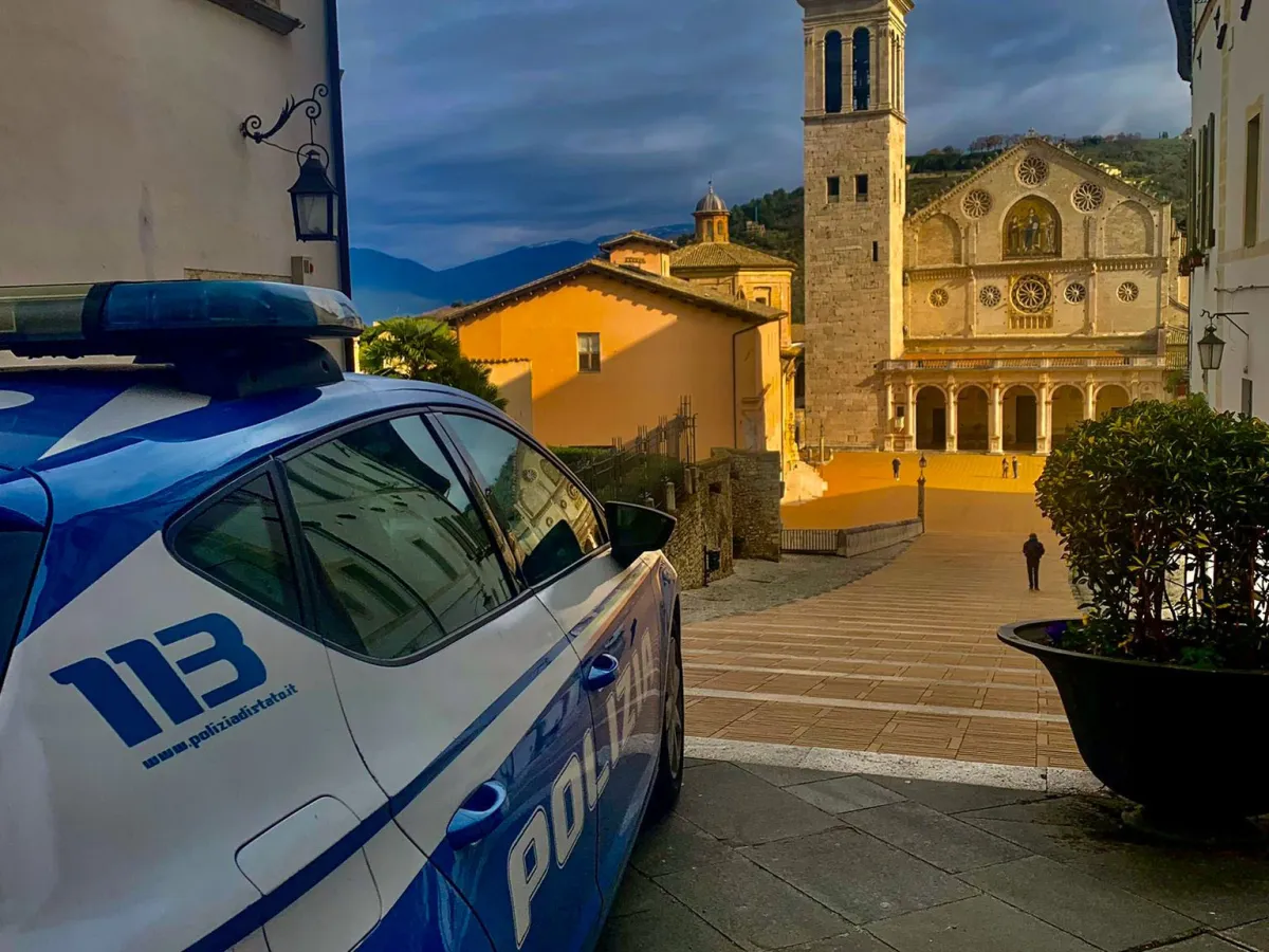 Spoleto, ubriaca provoca incidente e aggredisce gli agenti: 40enne denunciata