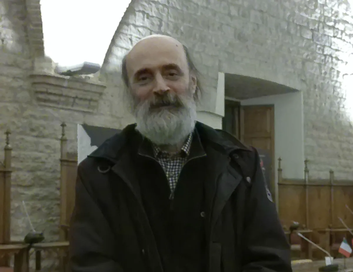 “La Strada Bianca”: Ettore Sannipoli celebra la ceramica eugubina tra arte, luce e memoria