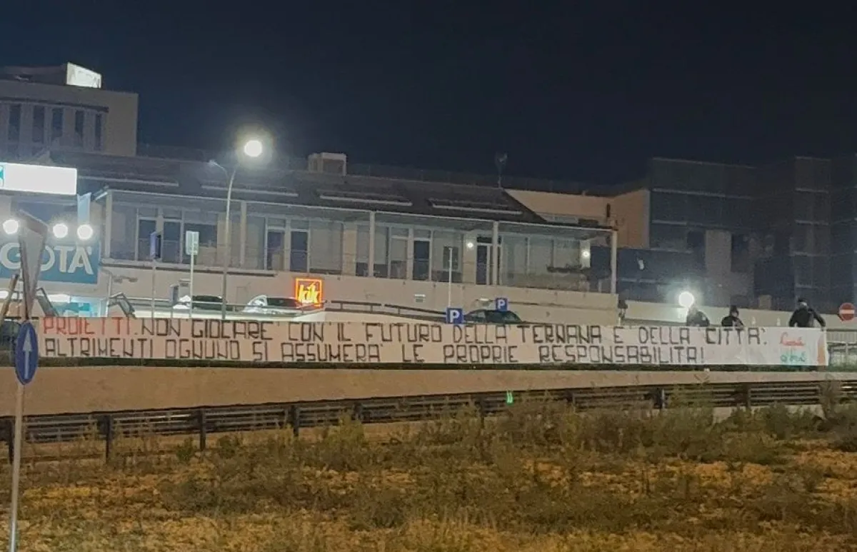 Terni, striscioni nella notte e manifestazione per difendere Stadio-Clinica: cresce la mobilitazione in città