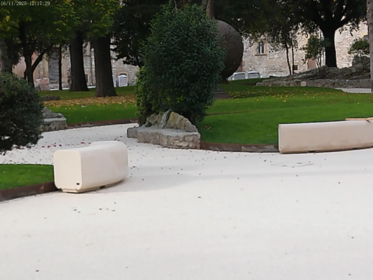 Gubbio, il nuovo arredo dei giardini ottocenteschi crea una dissonanza visiva