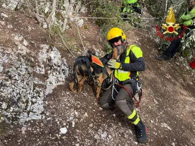 Foligno, due cacciatori bloccati con il cane ferito durante un'escursione: salvati dai Vigili del Fuoco