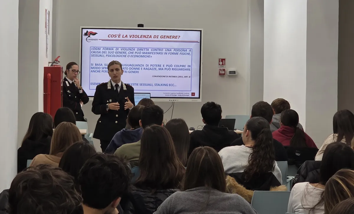 Carabinieri al Liceo Marconi di Foligno: l’incontro con i ragazzi sulla violenza di genere