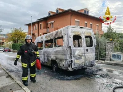 Scuolabus divorato dalle fiamme: tragedia sfiorata a Magione