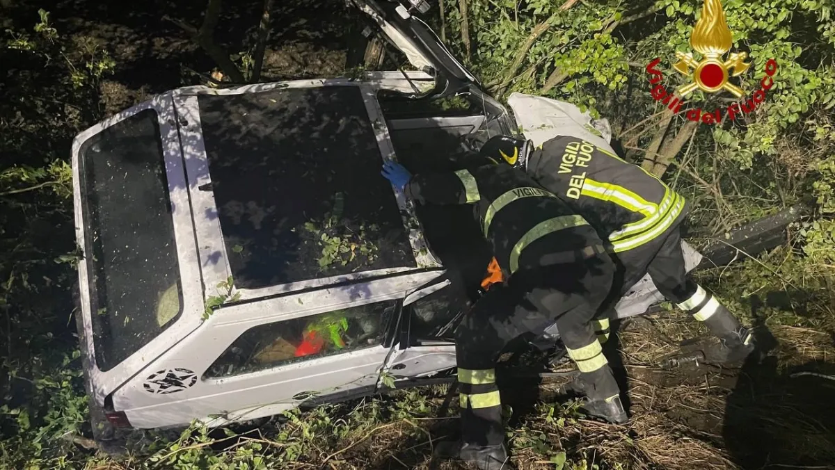 Amelia, 33enne ubriaca finisce in un dirupo con l'auto: multata e denunciata