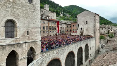 Arconi di Piazza Grande: il dibattito si accende a Gubbio tra progetto museale, tradizioni ceraiole e petizione popolare