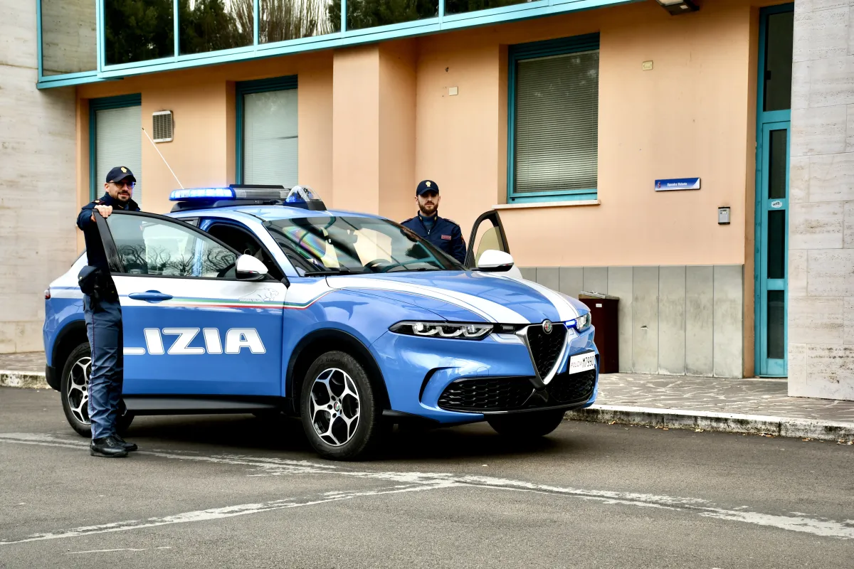 Perugia, distrugge braccialetto elettronico e minaccia gli agenti: denunciato 21enne dalla Polizia