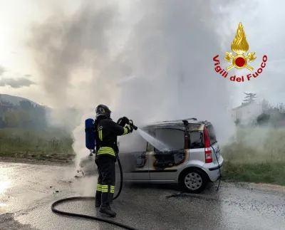 Trevi, auto a gpl in fiamme: i vigili del fuoco evitano un'esplosione
