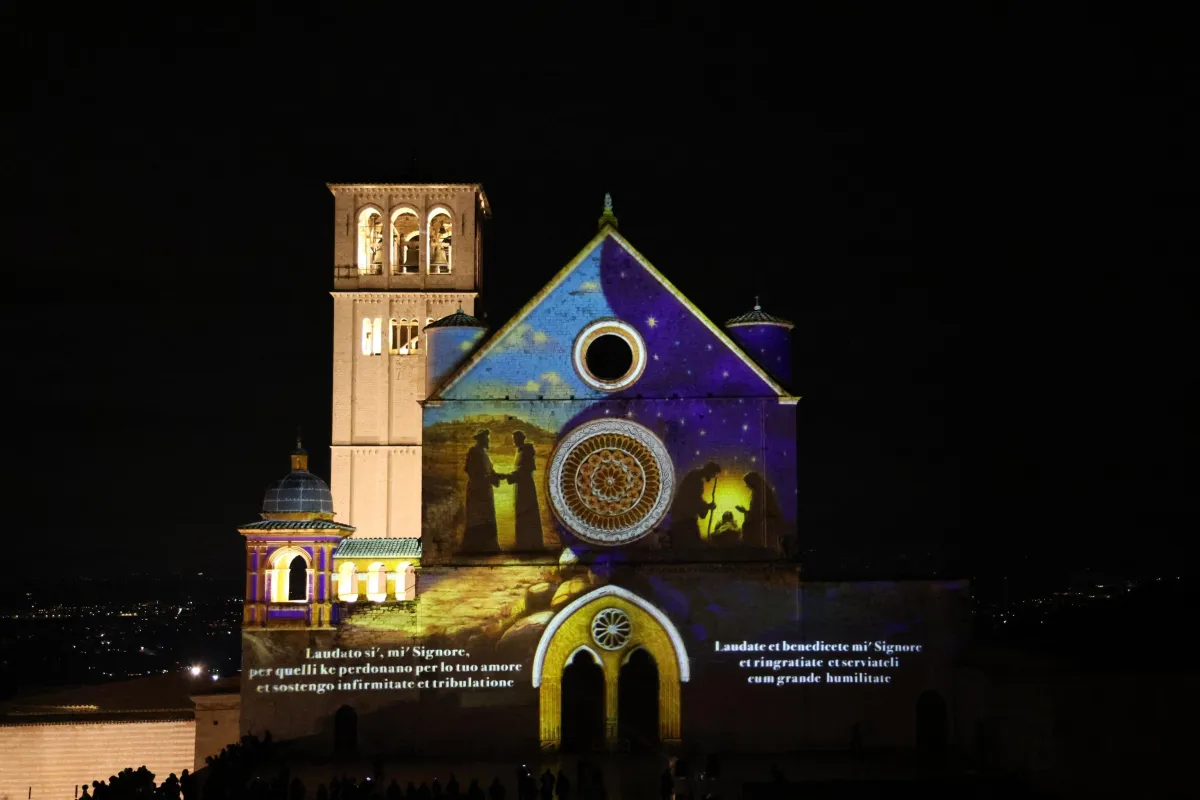 Il Natale ad Assisi è un messaggio di pace. Luci e proiezioni ispirate dai grandi artisti