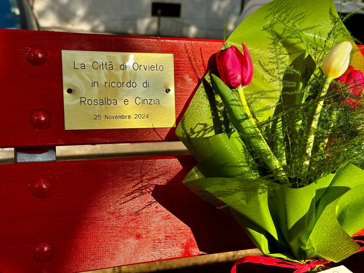 25 novembre a Orvieto. Le iniziative per la giornata contro la violenza sulle donne prendono il via dalla panchina rossa