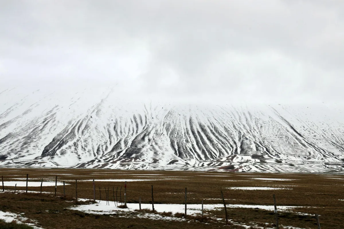 Allerta gialla in Umbria, neve e ghiaccio fino a domenica. Castelluccio di Norcia imbiancata, Protezione Civile: "Prudenza"
