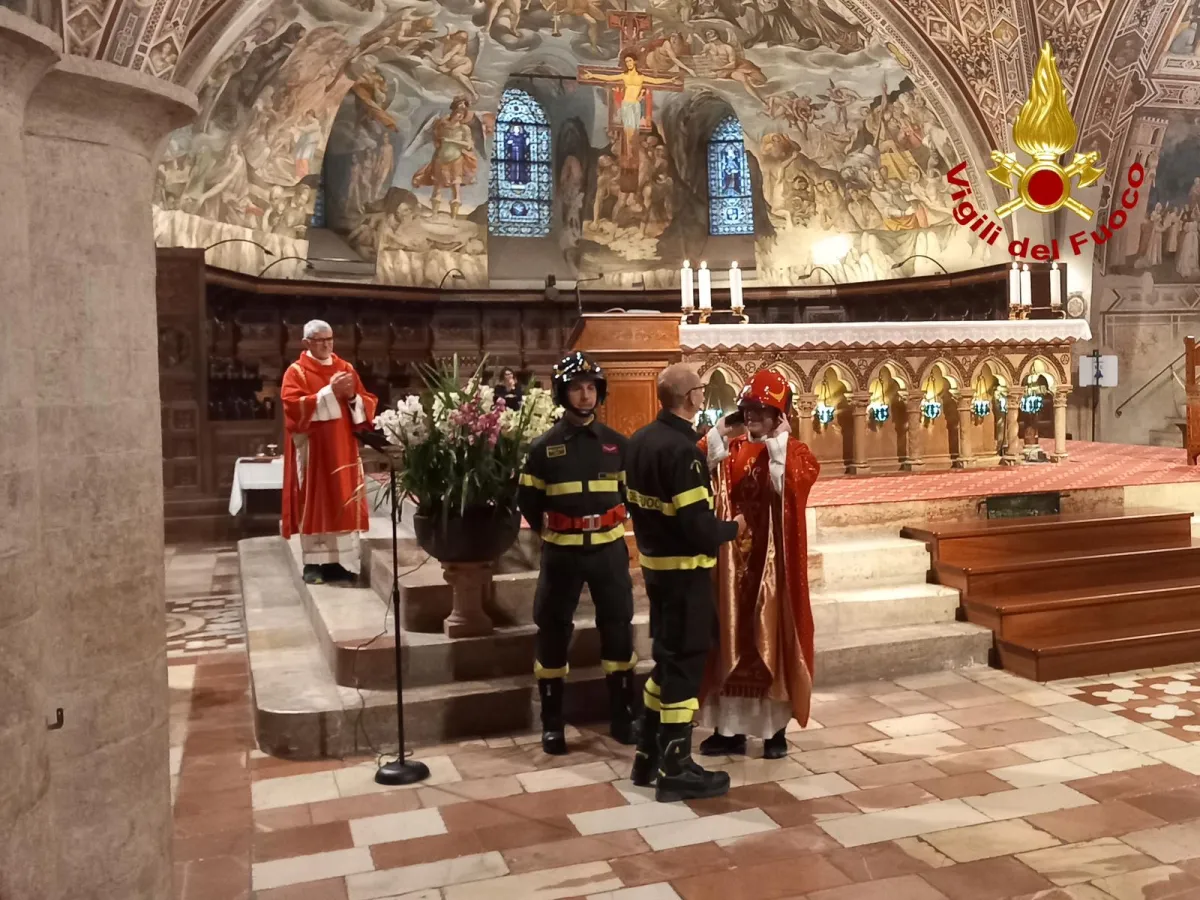 Ad Assisi il Giubileo dei Vigili del Fuoco: delegazioni da tutta Italia nella Basilica di San Francesco. Il vicario Zampa riceve l’elmo rosso