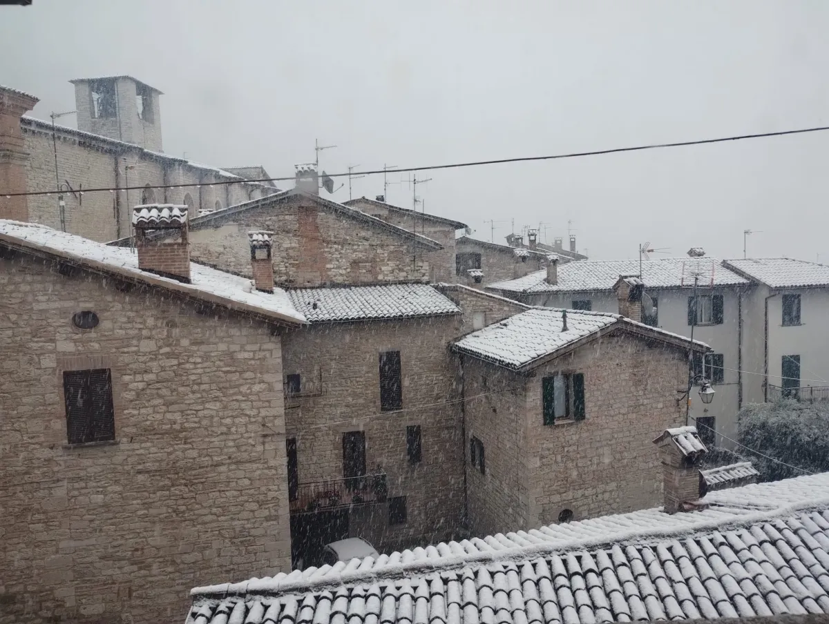 Neve a Gubbio e sulla Fascia Appenninica: paesaggi imbiancati ma viabilità sotto controllo