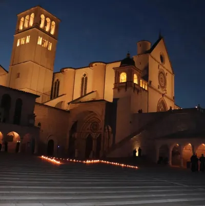 Da Assisi al Centro denunciano: "La magia del Natale non si compra con le delibere". Nuove polemiche sulle luminarie