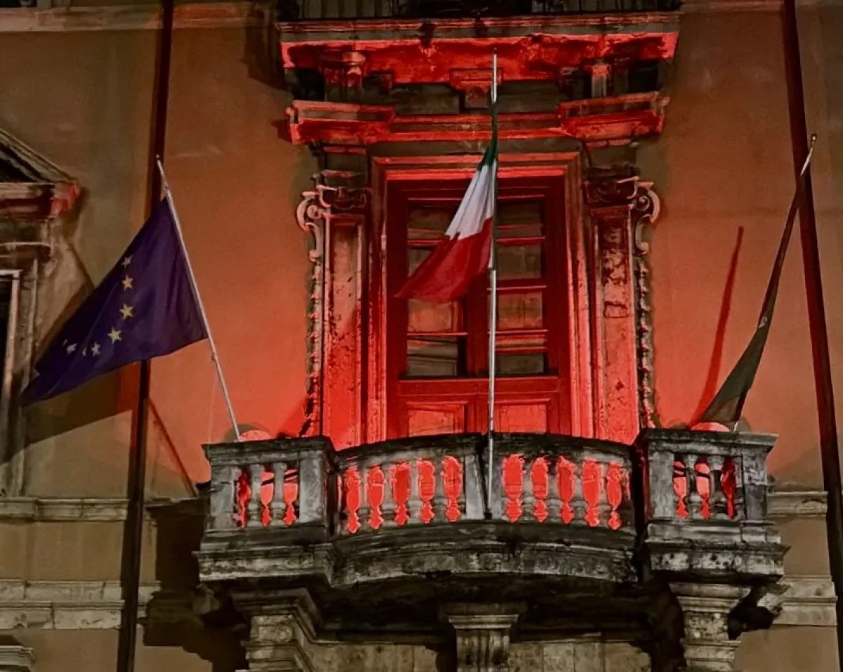 Palazzo Donini illuminato di rosso per ribadire l'impegno istituzionale nella lotta alla violenza contro le donne