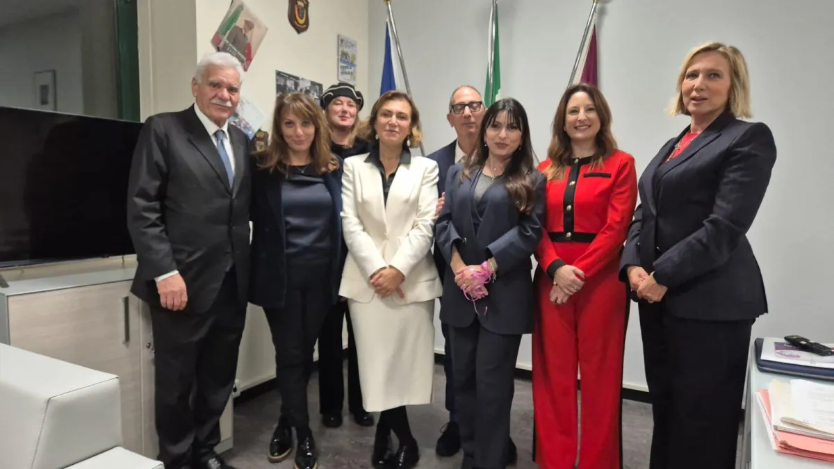 Terni, la Questura si illumina d’arancione: le "signore" delle istituzioni unite contro la violenza sulle donne