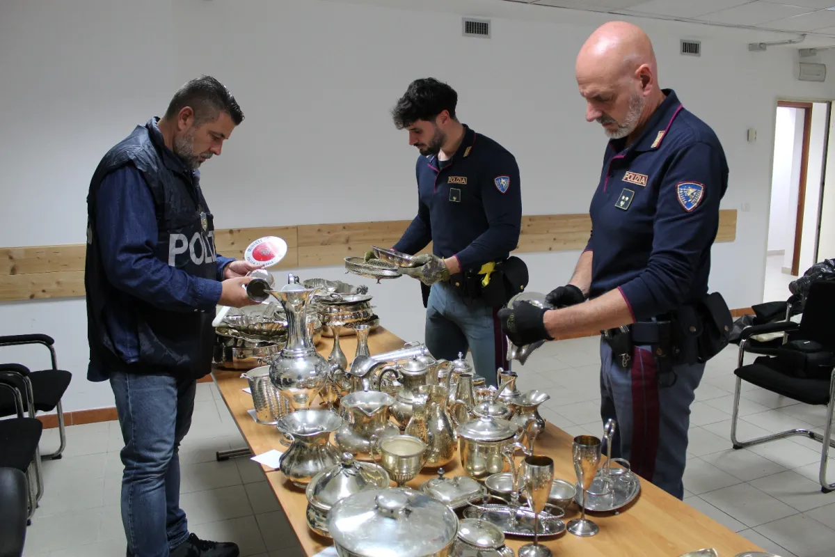 A1, viaggiavano con 50 kg di argenteria rubata: due denunciati fermati nell'area di servizio a Giove