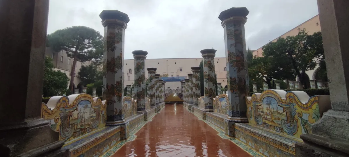 Affresco di San Francesco e il Lupo a Santa Chiara: una turista eugubina riscopre un legame millenario tra Gubbio e Napoli