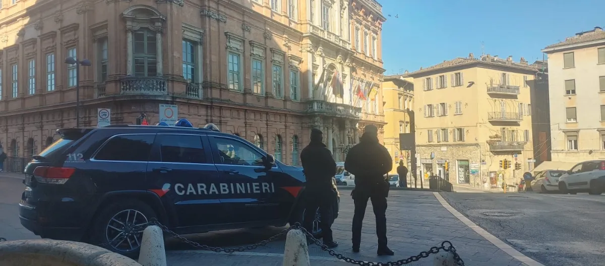 Estorsione e violenza privata a Perugia, arrestato 21enne: aveva già il divieto di avvicinamento alla madre
