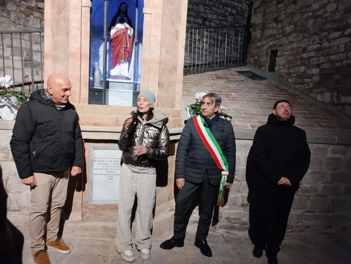Via Baldassini ritrova la sua anima: inaugurata l’edicola sacra restaurata con una grande sottoscrizione popolare