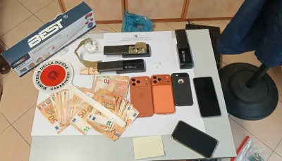 Castiglione del Lago, blitz antidroga dei Carabinieri: fratelli albanesi arrestati in casa con 26 dosi di cocaina
