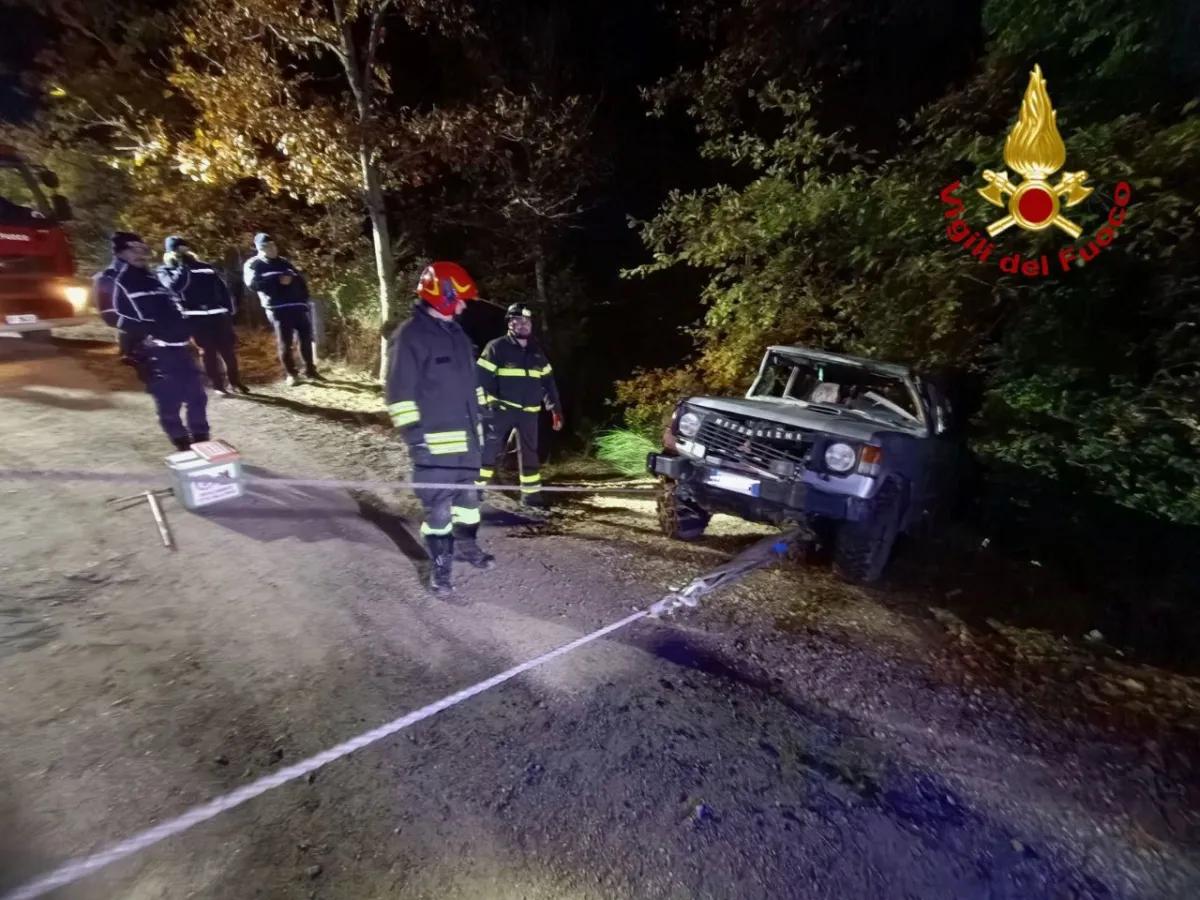 Pausillo, fuoristrada si ribalta: due persone coinvolte nell'incidente stradale