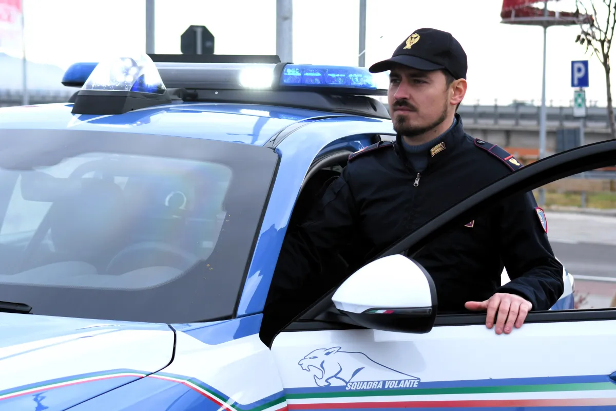 Calci e pugni a un cliente sospettato di furto. Arrestato il portiere di un negozio di Perugia