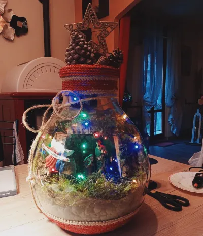 Gubbio, la magia del Natale nelle damigiane in vetro di Monia Pierini