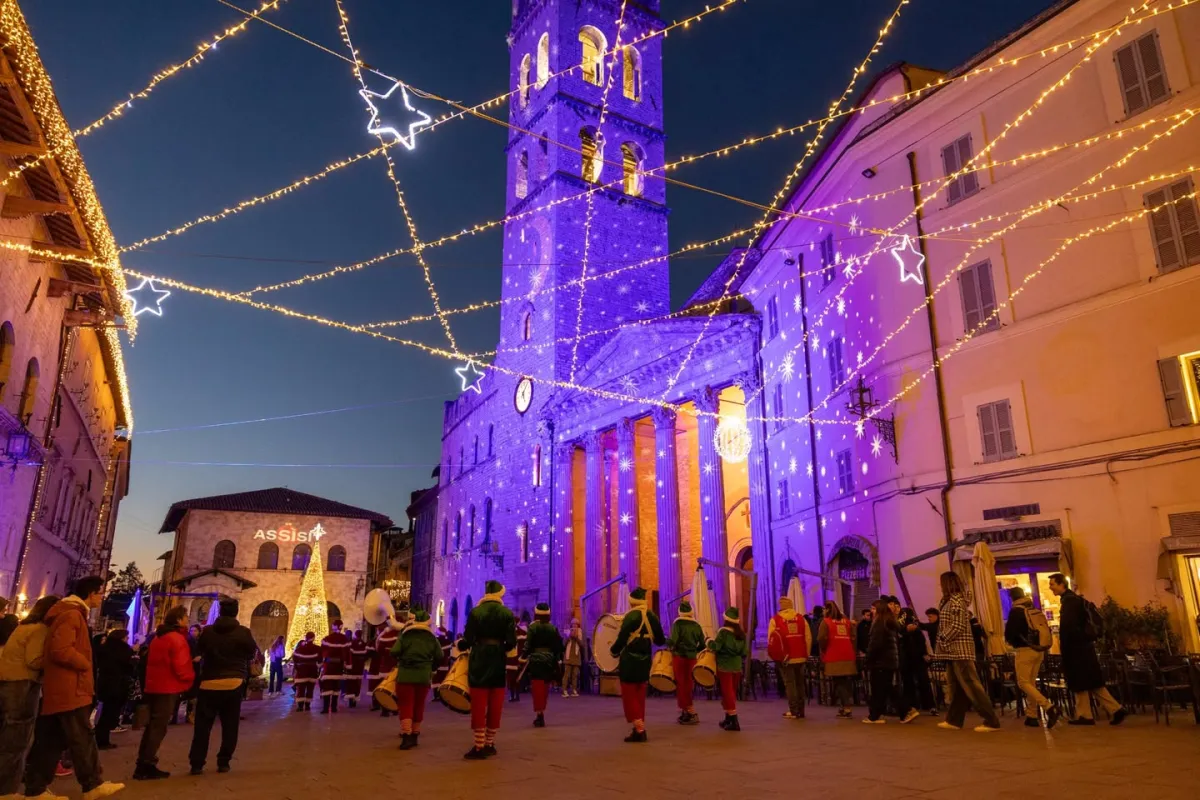Assisi inaugura il “Natale di Pace”: diretta da Betlemme, videomapping su monumenti e messaggi di speranza dalle istituzioni