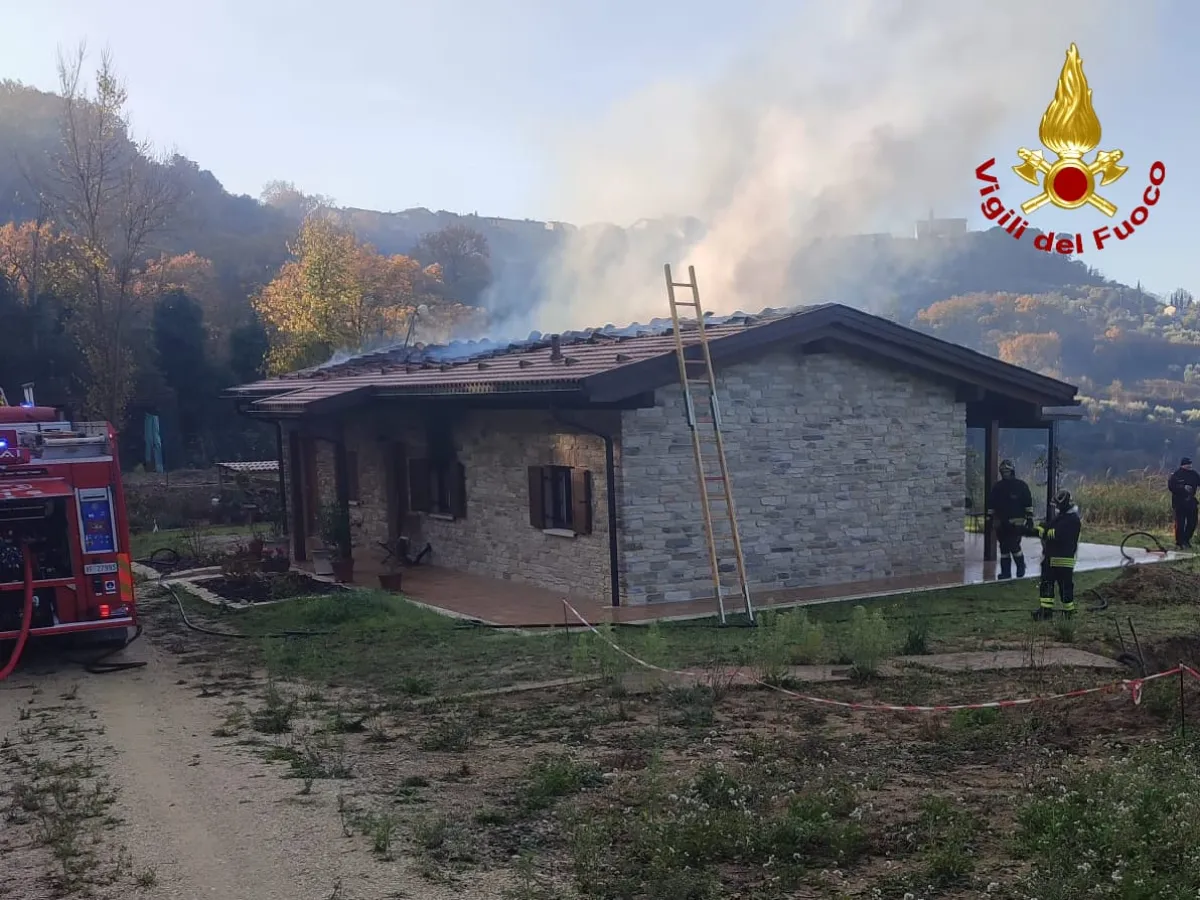 Tragedia a Penna in Teverina. Brucia il tetto di una casa isolata, trovata morta una donna