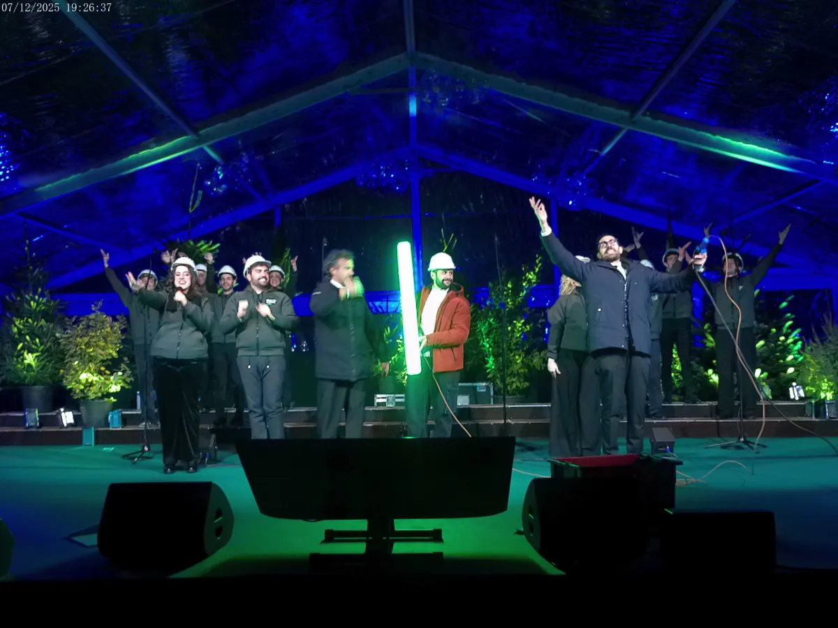 Gubbio accende il Gigante di Luce: folla, spettacolo e autorità per la 45ª edizione dell’Albero più grande del mondo