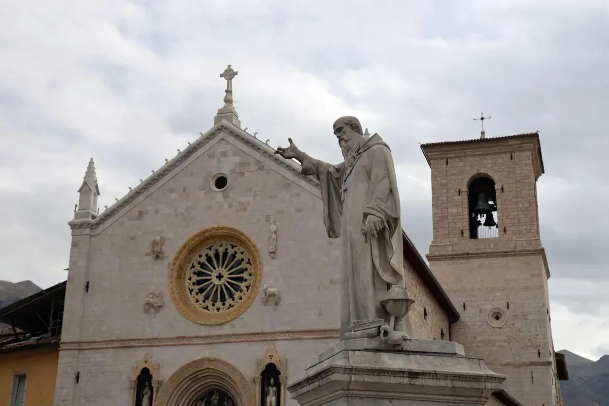 San Benedetto torna a illuminare Norcia: la Basilica risorge a nove anni dal sisma e accoglie il Natale della rinascita