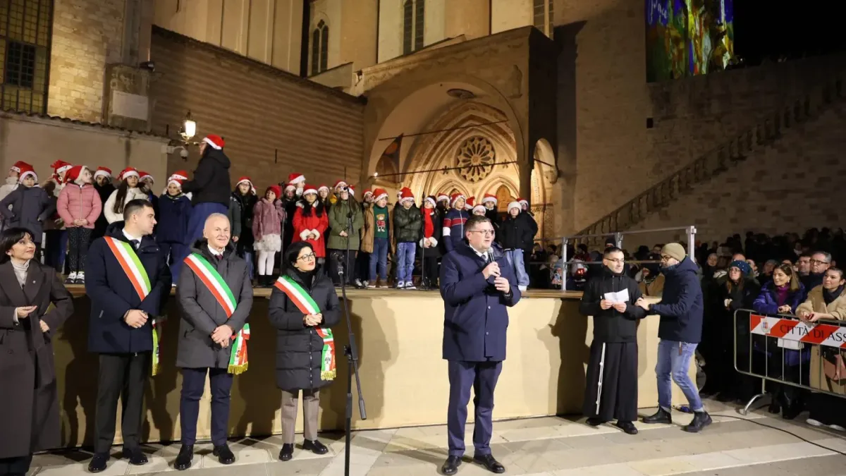 Assisi si accende nel segno della pace: luci, arte e tradizione inaugurano il Natale 2025 nella città di San Francesco