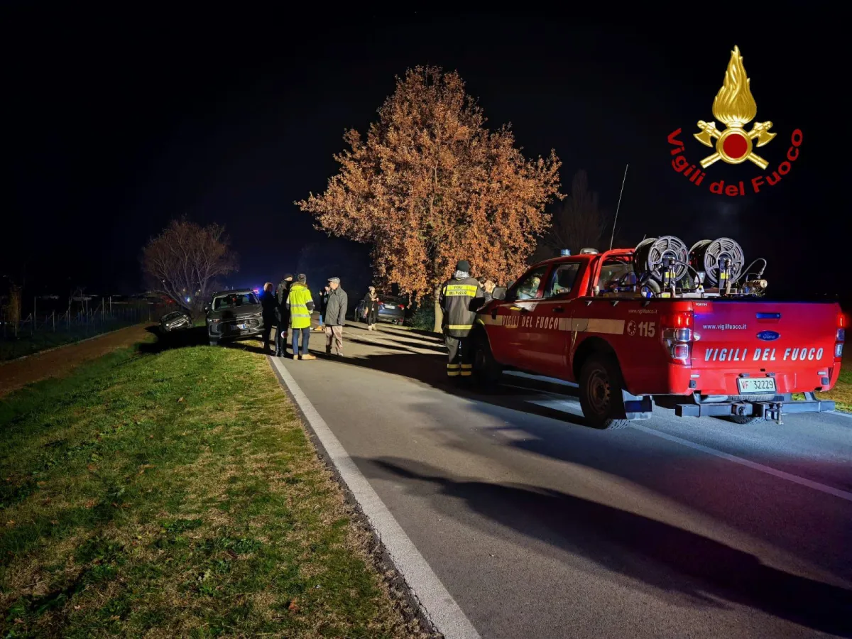 Perde il controllo dell'auto e sbatte contro altre quattro in sosta. Maxi tamponamento a Campello