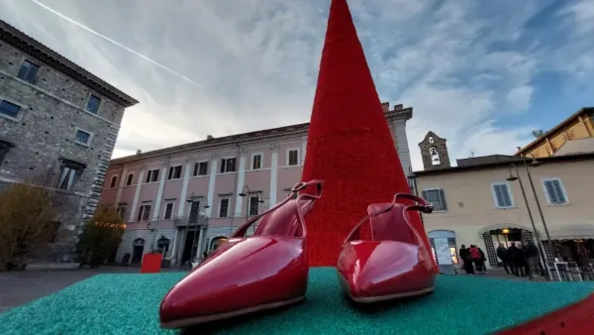 Terni, caso scarpe rosse in piazza a Natale. Botta e risposta tra Terni Donne e l'assessora Salinetti