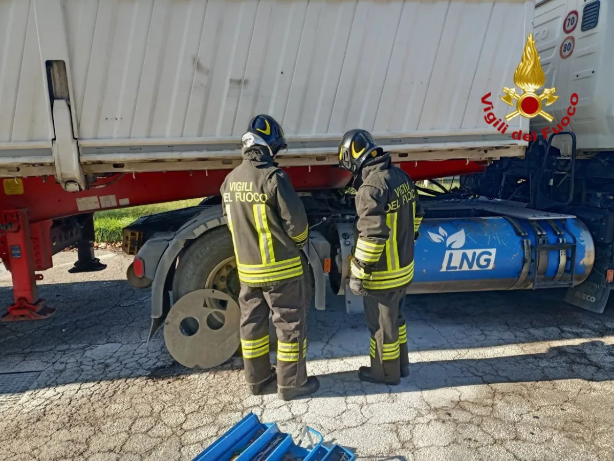Città di Castello, perdita di GNL da un tir sulla E45: area di servizio chiusa. Vigili del fuoco in azione con squadra NBCR e tecnici specializzati