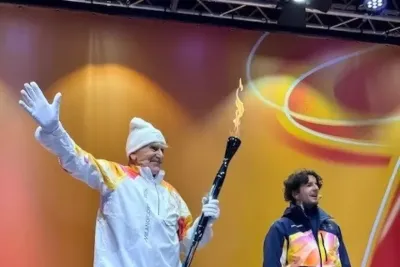 Perugia, folla immensa per la Fiamma Olimpica: Boranga ha acceso il braciere