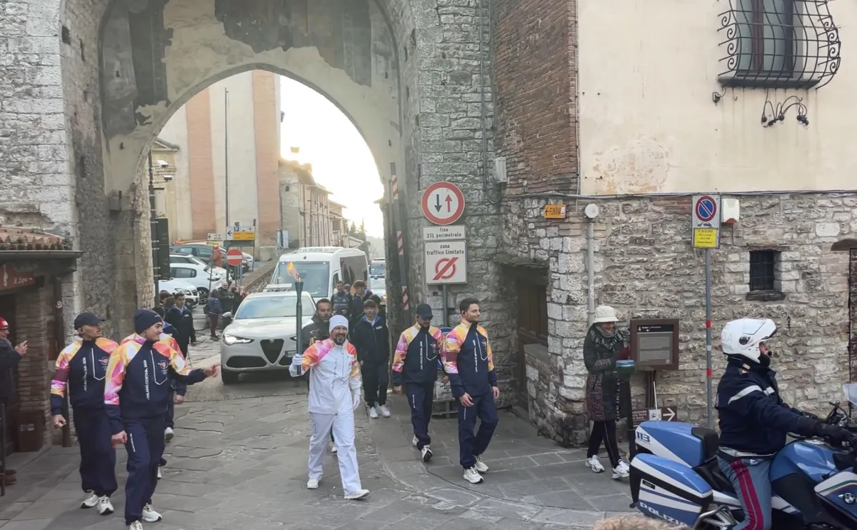 La Fiamma Olimpica incanta Gubbio: grande festa tra tradizione e sport