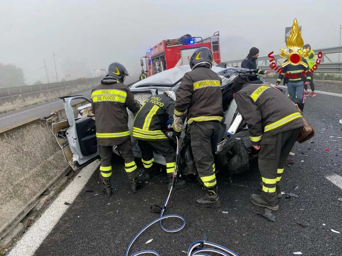 Grave incidente a Ospedalicchio: coinvolti due autocarri e un'auto. Un ferito, strada chiusa