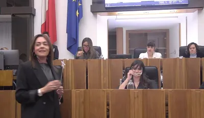 Sanità, fuori programma in Assemblea Legislativa. Pace regala una "bacchetta magica" a Proietti