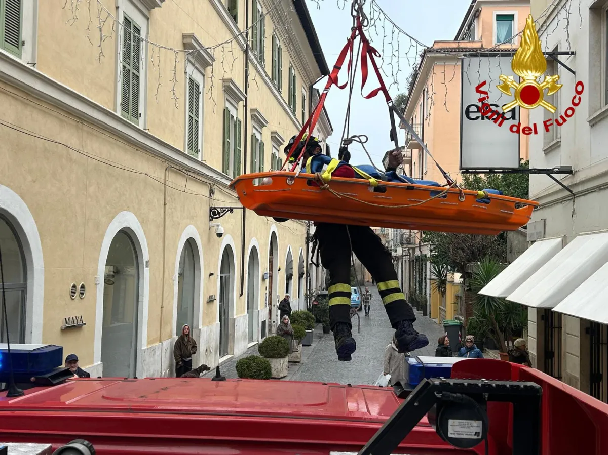 Terni, persona soccorsa in via Fratini: i Vigili del Fuoco salvano una donna dopo una caduta in casa