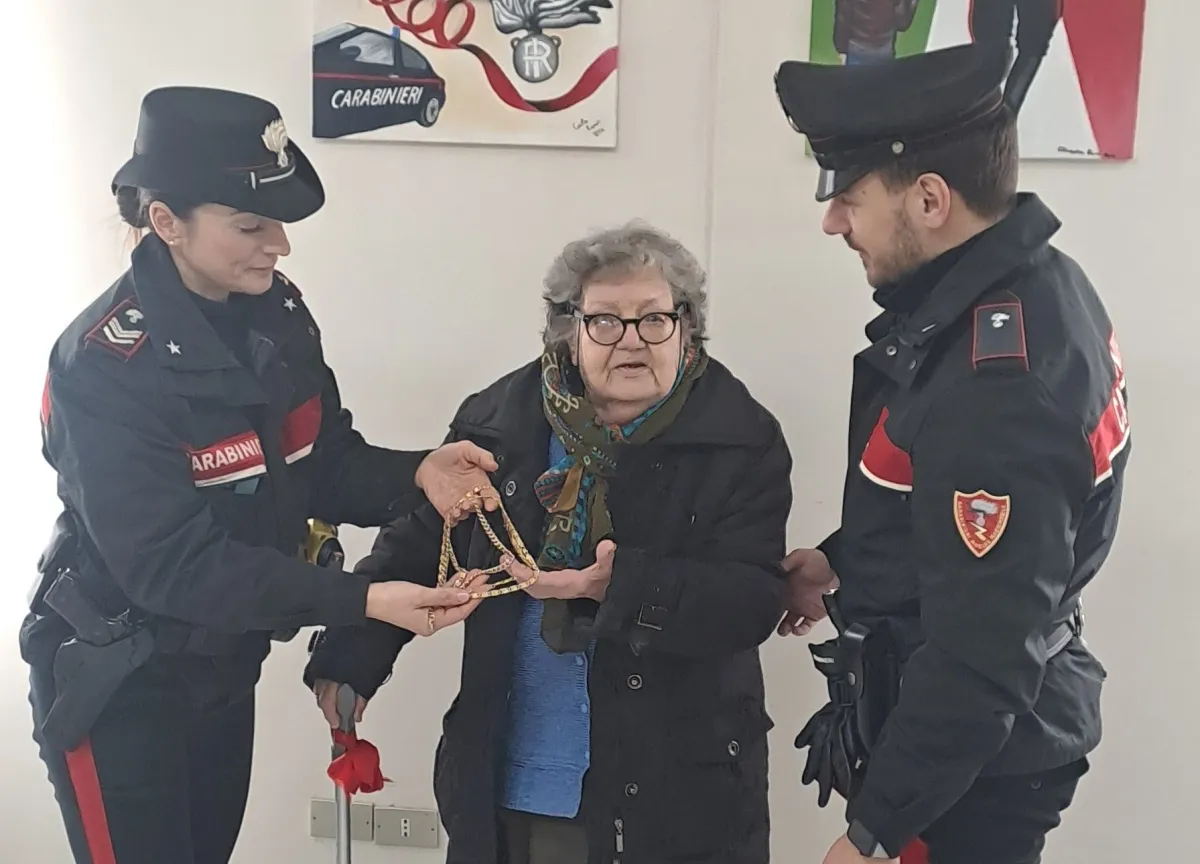 Spoleto, truffa con falsa identità ai danni di anziani: Carabinieri arrestano due giovani e recuperano 10mila euro in gioielli