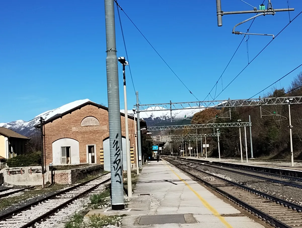 Intercity bloccato per ore tra Fossato e Fabriano: notte di disagi e paura per i passeggeri