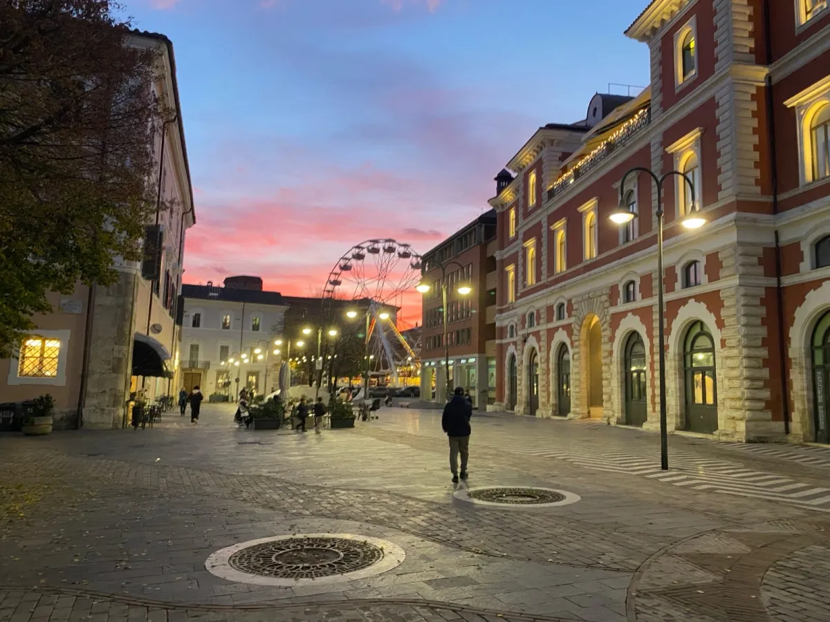 Terni, rissa in Piazza Solferino: lite a bottigliate tra cinque cittadini stranieri