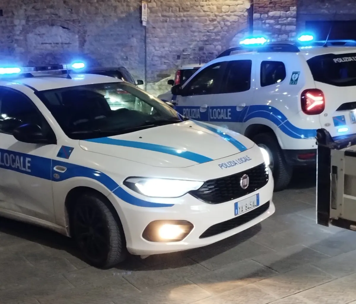 Ubriachezza molesta e coltelli in centro storico: denunciato un 36enne. Soccorsa anche una giovane donna colta da malore