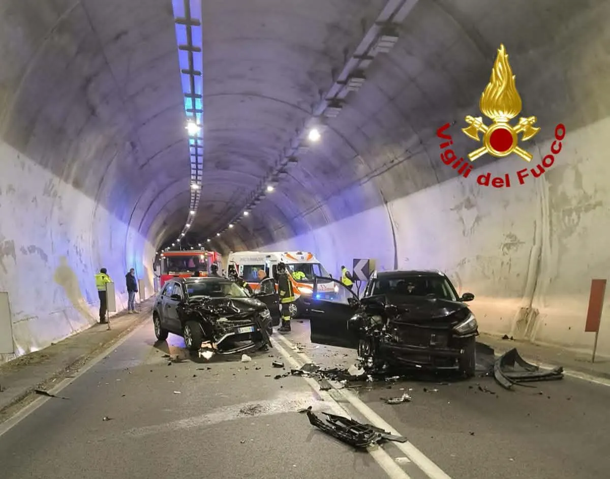 Spoleto, incidente in galleria con quattro auto coinvolte e feriti