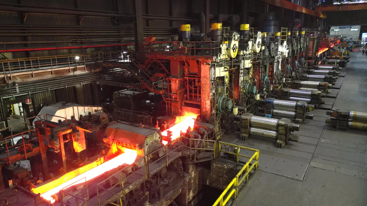 Arvedi AST, prima bramma dal nuovo forno a tempo di record, in finanziaria fondi per 105 milioni nel triennio per la transizione verde