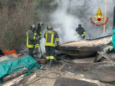 Montone, incendio all'alba in una autorimessa edile: intervengono i vigili del fuoco