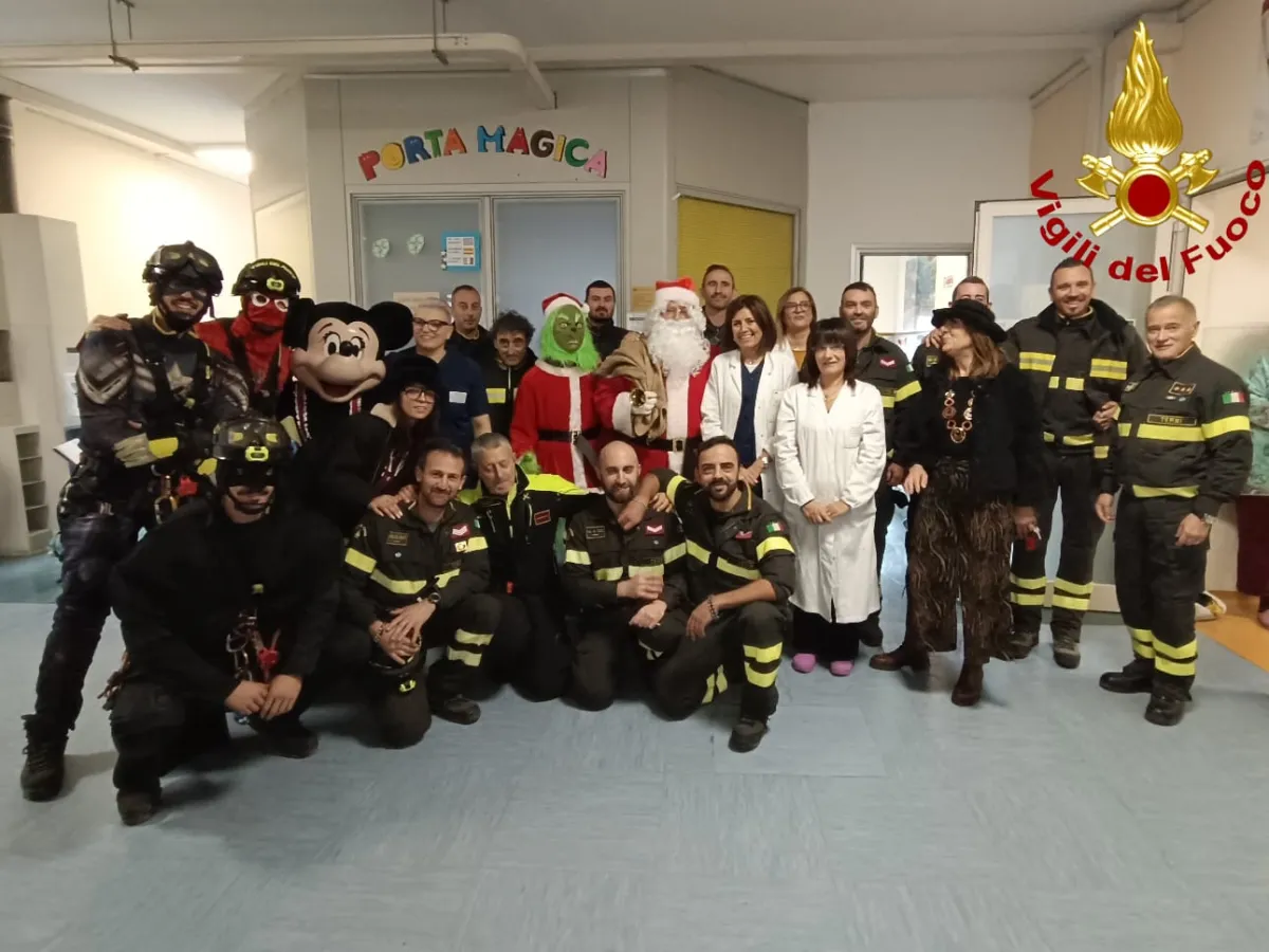 Terni, i Vigili del Fuoco portano la magia del Natale ai bambini del Santa Maria: regali, auguri e sorprese per i piccoli pazienti