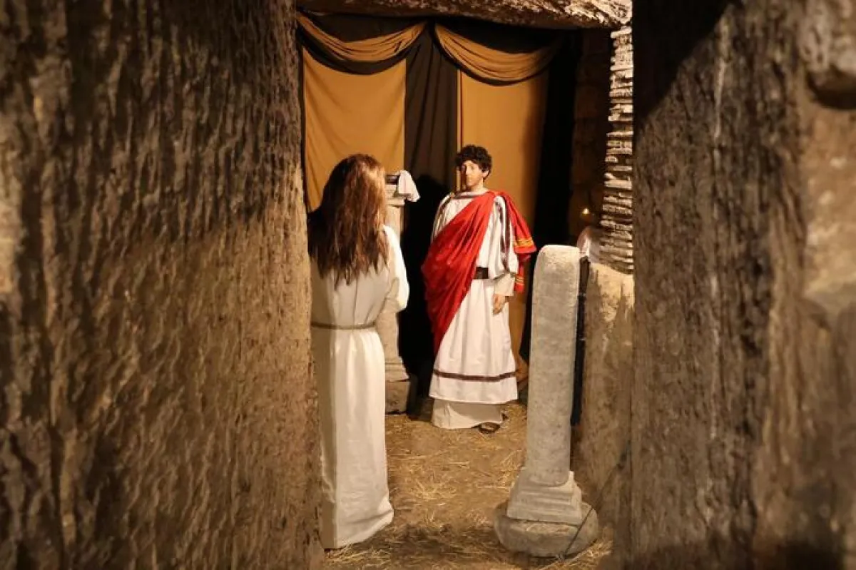   Orvieto, il Presepe nel Pozzo parla di verità: Ponzio Pilato narratore moderno tra fede, tecnologia e ricerca interiore